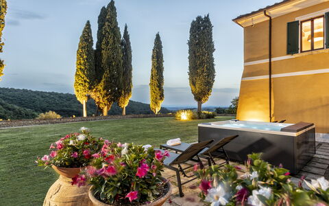 Villa Pianoia: Blomst, Plante, Himmel, Ejendom, Blomsterkrukke, Vindue, Bygning, Botanik, Sky, Træ