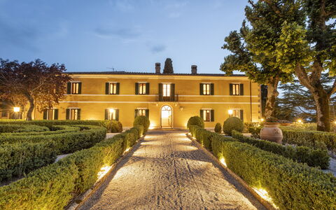 Villa Pianoia: Himmel, Plante, Bygning, Træ, Sky, Hus, Vindue, Græs, Landskab, Boligområde