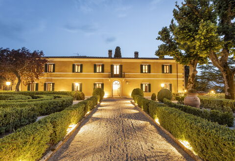 Villa Pianoia: Himmel, Plante, Bygning, Træ, Sky, Hus, Vindue, Græs, Landskab, Boligområde