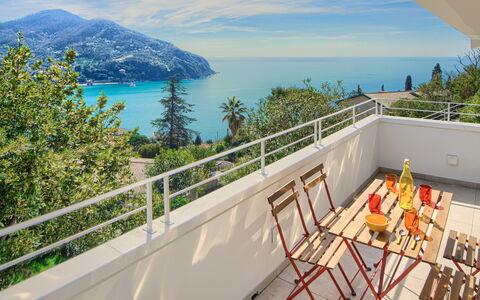 Casa Grande Mare - Levanto: Himmel, Vand, Daytime, Ejendom, Sky, Azure, Bygning, Hegn, Træ, Coastal Og Oceaniske Landskabsformer