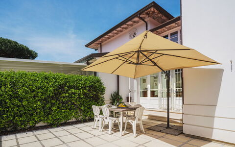 Villa Clara: Vand, Plante, Himmel, Ejendom, Sky, Svømmepøl, Azure, Træ, Udendørs Møbler, Skygge