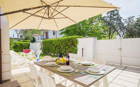 Villa Clara: Vand, Plante, Himmel, Ejendom, Sky, Svømmepøl, Azure, Træ, Udendørs Møbler, Skygge