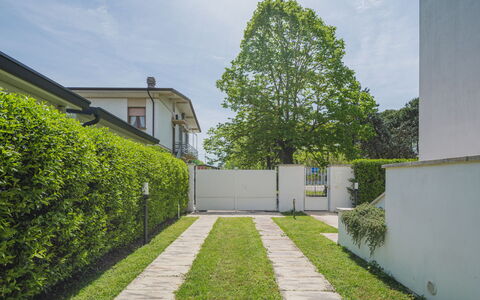 Villa Clara: Vand, Plante, Himmel, Ejendom, Sky, Svømmepøl, Azure, Træ, Udendørs Møbler, Skygge