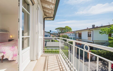 Villa Clara: Vand, Plante, Himmel, Ejendom, Sky, Svømmepøl, Azure, Træ, Udendørs Møbler, Skygge