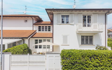 Villa Clara: Vand, Plante, Himmel, Ejendom, Sky, Svømmepøl, Azure, Træ, Udendørs Møbler, Skygge