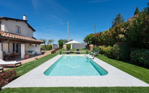 Villa Di Pillo: Plante, Himmel, Vand, Ejendom, Træ, Fritid, Sky, Svømmepøl, Græs, Boligområde