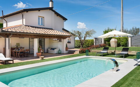 Villa Di Pillo: Vand, Sky, Himmel, Plante, Ejendom, Bygning, Svømmepøl, Vindue, Azure, Stol