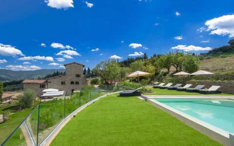 La Torre Di Panzano: Sky, Himmel, Plante, Vand, Bygning, Naturlige Landskab, Svømmepøl, Græs, Træ, Arecales