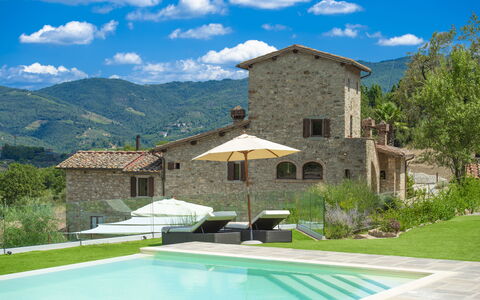 La Torre Di Panzano: Sky, Plante, Bygning, Ejendom, Himmel, Vand, Azure, Blå, Skygge, Arkitektur