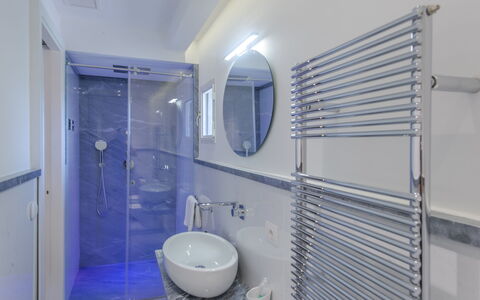 La Torre Di Panzano: Sanitærarmatur, Bygning, Spejl, Toilet, Purple, Badeværelse, Tap, Hus, Håndvask, Toiletbræt