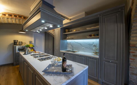 Bella Di Panzano: Cabinetry, Countertop, Ejendom, Tap, Håndvask, Køkken, Bygning, Træ, Komfur, Gulvbelægning