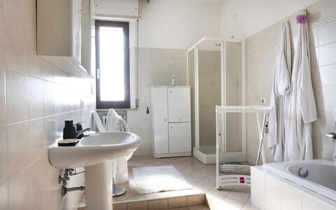 Casa Della Selce: Spejl, Sanitærarmatur, Tap, Håndvask, Badeværelse, Badekar, Dør, Bygning, Træ