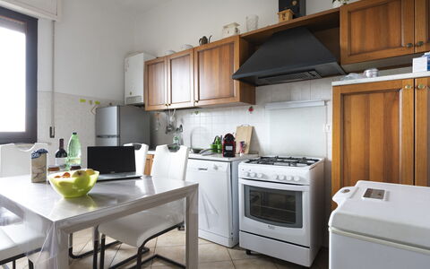 Casa Della Selce: Ejendom, Cabinetry, Hvid, Countertop, Køkken Apparat, Komfur, Køkken, Vindue, Husholdningsapparat, Gaskomfur