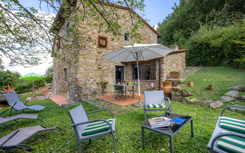Casa Bosco D'arte Holiday Home , Greve In Chianti,: Sommerhus, Have, Stuehus, Estate, Udendørs Møbler, Gård, Backyard, Landscaping, Villa, Eco Hotel