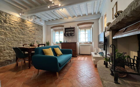 Casa Del Borgo: Møbel, Couch, Plante, Bord, Billedramme, Stueplante, Indretning, Stue, Studio Couch, Etage