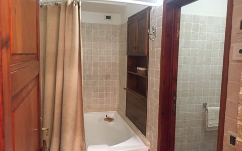 Villa Fulvia: Brun, Sanitærarmatur, Badekar, Badeforhæng, Shower Rod, Badeværelse, Brusehoved, Bruser, Bygning