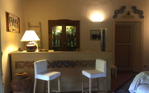 Villa Fulvia: Billedramme, Møbel, Ejendom, Bord, Komfort, Træ, Belysning, Bygning, Indretning, Arkitektur