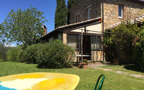 Villa Fulvia: Plante, Himmel, Ejendom, Bygning, Vindue, Træ, Hus, Skygge, Land Lot, Græs