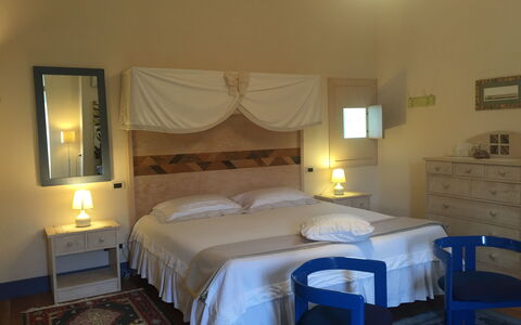 Villa Fulvia: Møbel, Ejendom, Komfort, Bed Frame, Cabinetry, Bygning, Indretning, Textile, Træ, Seng