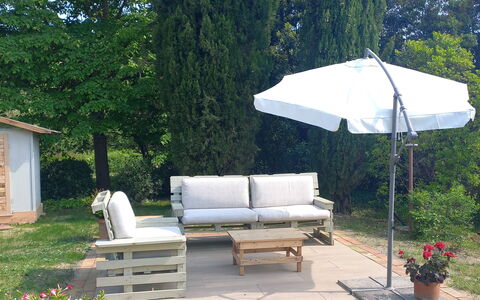 Villa Fulvia: Plante, Møbel, Plantesamfund, Udendørs Møbler, Træ, Skygge, Botanik, Bord, Couch, Paraply
