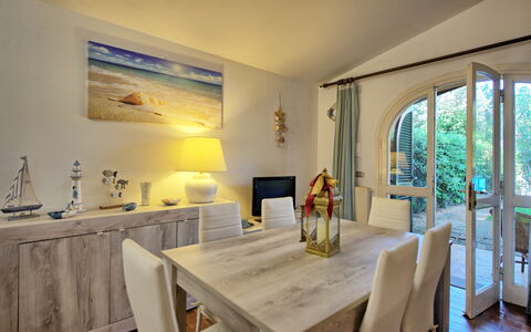 Le Dune: Bord, Møbel, Stol, Plante, Bygning, Billedramme, Indretning, Træ, Etage, Hus