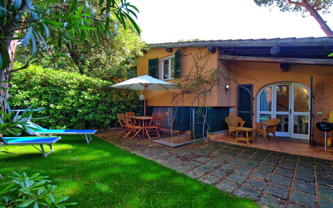 Le Dune: Møbel, Plante, Ejendom, Himmel, Natur, Azure, Bygning, Udendørs Møbler, Træ, Skygge