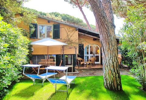 Le Dune: Plante, Ejendom, Bygning, Vindue, Træ, Himmel, Skygge, Stol, Udendørs Møbler, Paraply