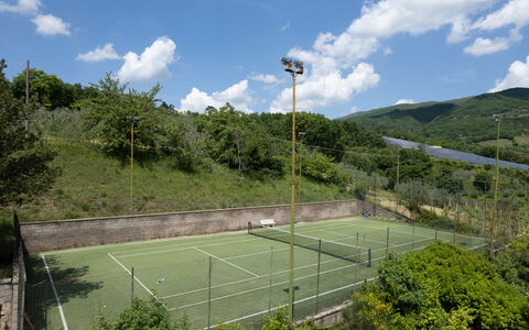 Villa Olivi - Subbiano, Toscana, Pool And Nature: Sky, Himmel, Land Lot, Sportsudstyr, Hegn, Græs, Fritid, Landskab, Træ, Tennisbane