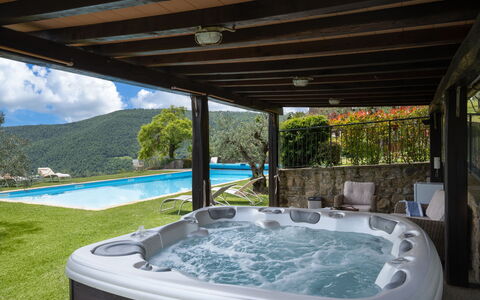 Villa Olivi - Subbiano, Toscana, Pool And Nature: Vand, Plante, Ejendom, Badekar, Svømmepøl, Bygning, Azure, Skygge, Indretning, Jacuzzi