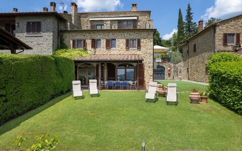 Villa Olivi - Subbiano, Toscana, Pool And Nature: Plante, Sky, Himmel, Ejendom, Vindue, Bygning, Land Lot, Græs, Boligområde, Sommerhus