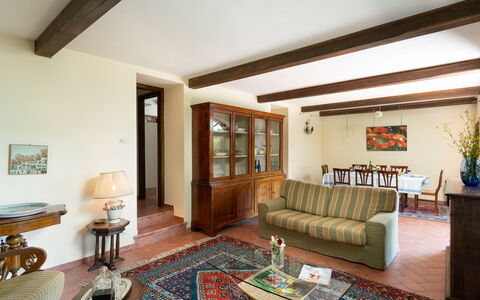 Villa Olivi - Subbiano, Toscana, Pool And Nature: Bord, Ejendom, Møbel, Couch, Stueplante, Billedramme, Træ, Plante, Stue, Indretning