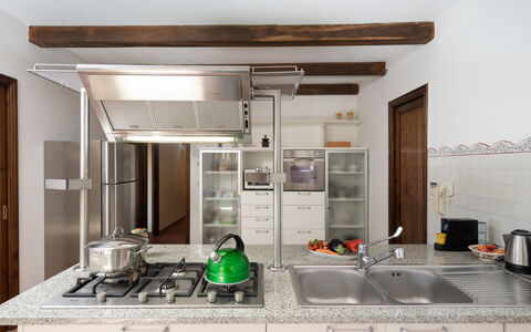 Villa Olivi - Subbiano, Toscana, Pool And Nature: Countertop, Cabinetry, Tap, Bygning, Håndvask, Køkken, Sanitærarmatur, Dør, Komfur, Gulvbelægning