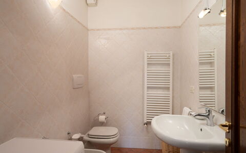 Villa Olivi - Subbiano, Toscana, Pool And Nature: Tap, Håndvask, Sanitærarmatur, Badeværelsesvask, Bygning, Badeværelse, Spejl, Belysning, Arkitektur, Indretning