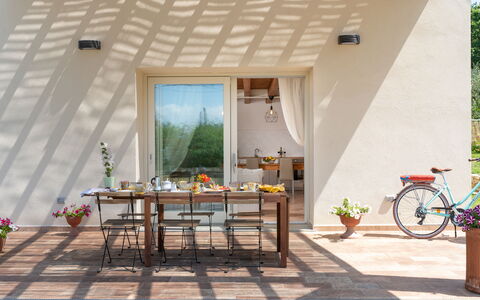 Villa Le Selve: Cykel, Hjul, Ejendom, Møbel, Plante, Bord, Cykelhjul, Træ, Blomst