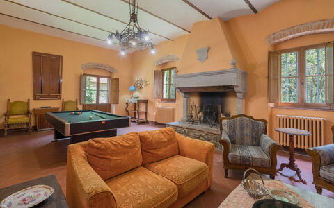 Belvedere - Falceto, Ambra, Toscana: Møbel, Couch, Ejendom, Bord, Træ, Indretning, Vindue, Belysning, Stue, Bygning