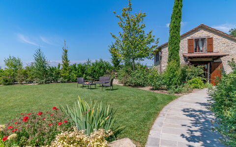 Villa Torre Delle Rose - Firenzuola, Private Pool,: Himmel, Plante, Ejendom, Plantesamfund, Bygning, Træ, Naturlige Landskab, Vegetationen, Land Lot, Vindue