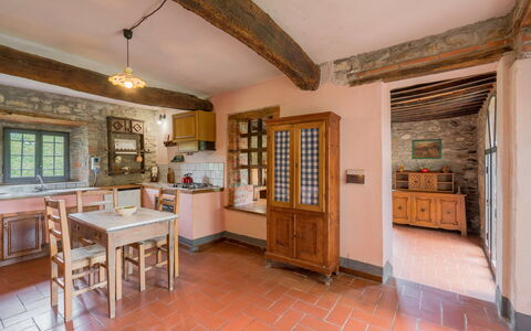 Borgo La Casina - Badia Agnano, Toscana: Bord, Billedramme, Møbel, Cabinetry, Træ, Stol, Køkken, Vindue, Countertop, Indretning