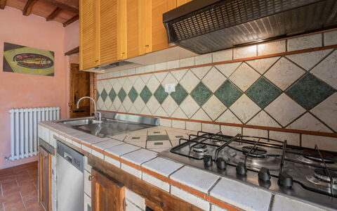 Colle Degli Ulivi - Cortona, Pool, Nature, Privacy: Ejendom, Cabinetry, Countertop, Komfur, Træ, Køkken, Tap, Indretning, Bygning, Gulvbelægning