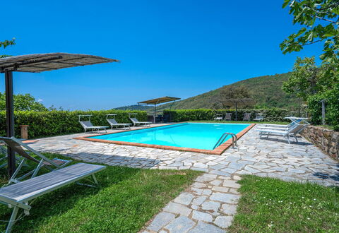 Colle Degli Ulivi - Cortona, Pool, Nature, Privacy: Vand, Himmel, Plante, Svømmepøl, Paraply, Udendørs Møbler, Bygning, Skygge, Rektangel, Træ