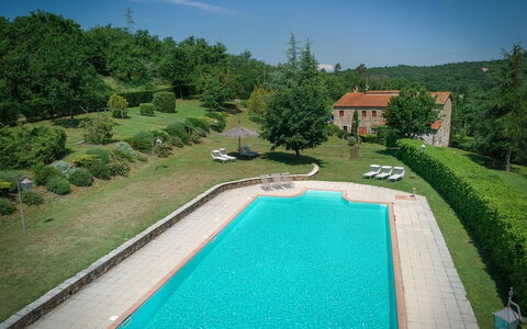 Fonte Nuova - Badia Agnano, Toscana: Vand, Himmel, Sky, Plante, Grøn, Natur, Træ, Bygning, Svømmepøl, Naturlige Landskab
