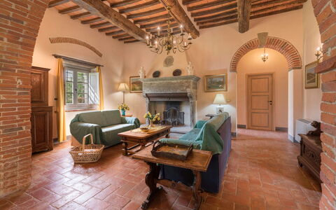 Leopolda In Selvarella Pool And Wi-fi: Møbel, Billedramme, Bygning, Bord, Træ, Stue, Indretning, Hus, Gulvbelægning, Hal