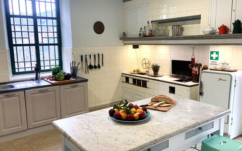 Massarosa Front Lake, The Gargoyles: Køkken, Countertop, Køkken Apparat, Cabinetry, Gulvbelægning, Køkkenvask, Indretning, Møbel, Komfur, Håndvask