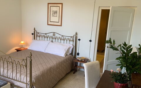 Massarosa Front Lake, The Gargoyles: Møbel, Seng, Soveværelse, Væg, Sengetøj, Indretning, Sengetøj, Træ, Etage, Gulvbelægning