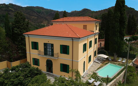 Massarosa Front Lake, The Gargoyles: Himmel, Bygning, Vindue, Plante, Træ, Sky, Hus, Boligområde, Bjerg, Ejendom