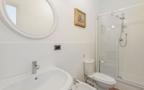 Massarosa Front Lake, The Gargoyles: Spejl, Sanitærarmatur, Tap, Badeværelsesvask, Håndvask, Bygning, Badeværelse, Sort, Purple, Indretning