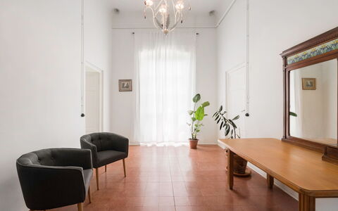 Massarosa Front Lake, The Gargoyles: Bord, Møbel, Plante, Bygning, Stueplante, Træ, Stol, Indretning, Gulvbelægning, Stue