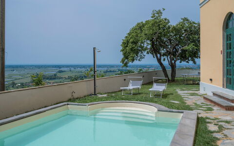 Massarosa Front Lake, The Gargoyles: Vand, Plante, Ejendom, Daytime, Himmel, Blå, Azure, Svømmepøl, Træ, Arkitektur