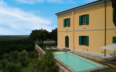 Massarosa Front Lake, the Gargoyles - Massarosa, Toscana, Italien