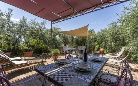 Casa Anita - Castellina In Chianti - Granaio, Tosc: Møbel, Ejendom, Bord, Stol, Himmel, Plante, Blomsterkrukke, Skygge, Udendørs Møbler, Arkitektur