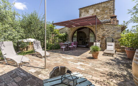 Casa Anita - Castellina In Chianti - Granaio, Tosc: Plante, Himmel, Ejendom, Blomsterkrukke, Arkitektur, Sky, Udendørs Møbler, Stueplante, Stol, Skygge